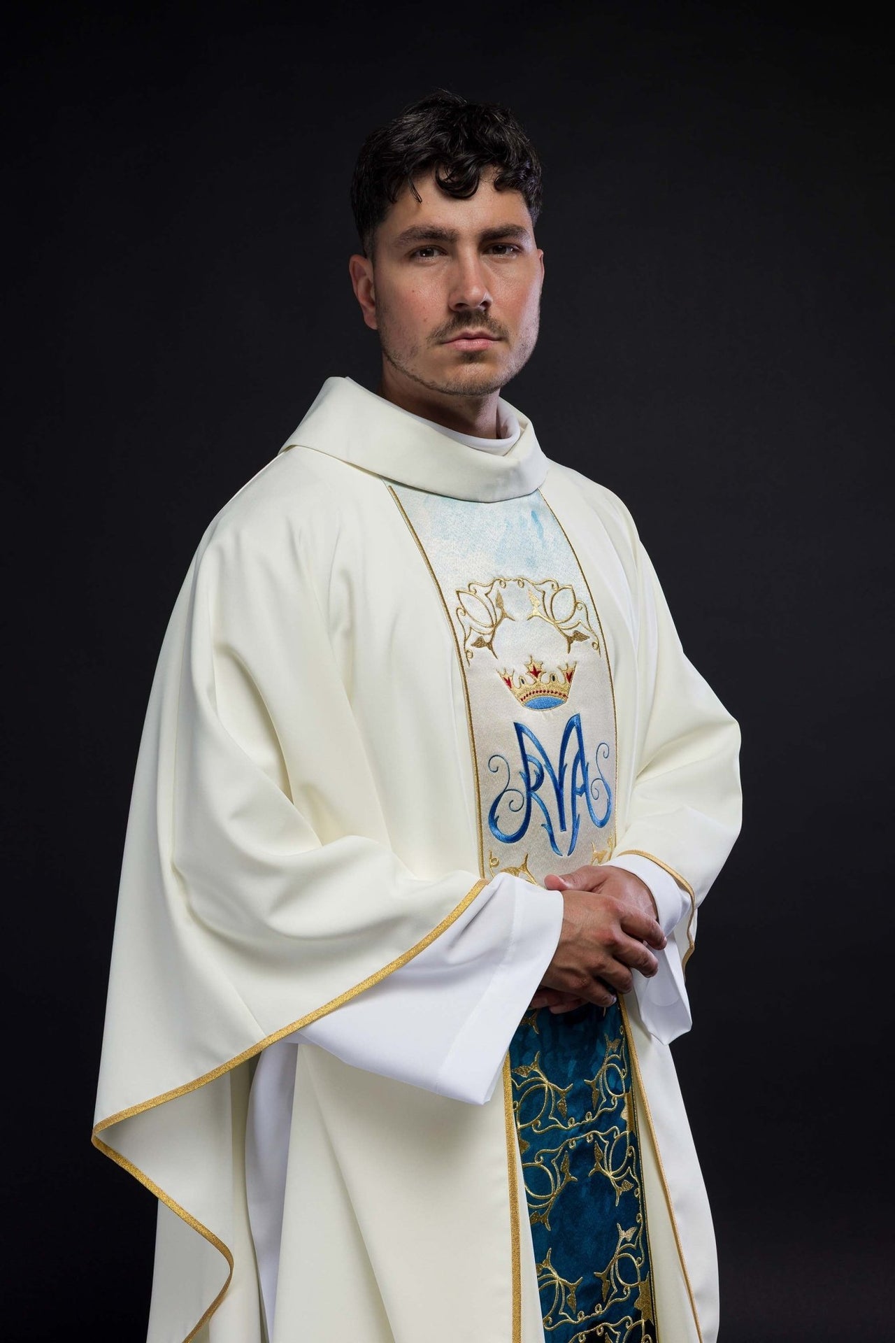 Ornat liturgiczny Maryjny z pasem haftowanym i sublimowanym w kolorze ecru