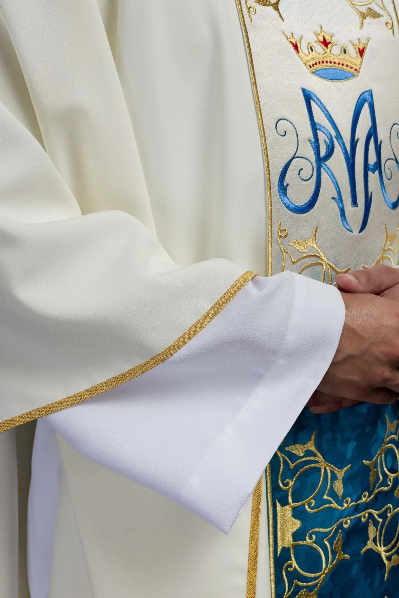 Marian liturgical chasuble with embroidered and sublimated belt in ecru