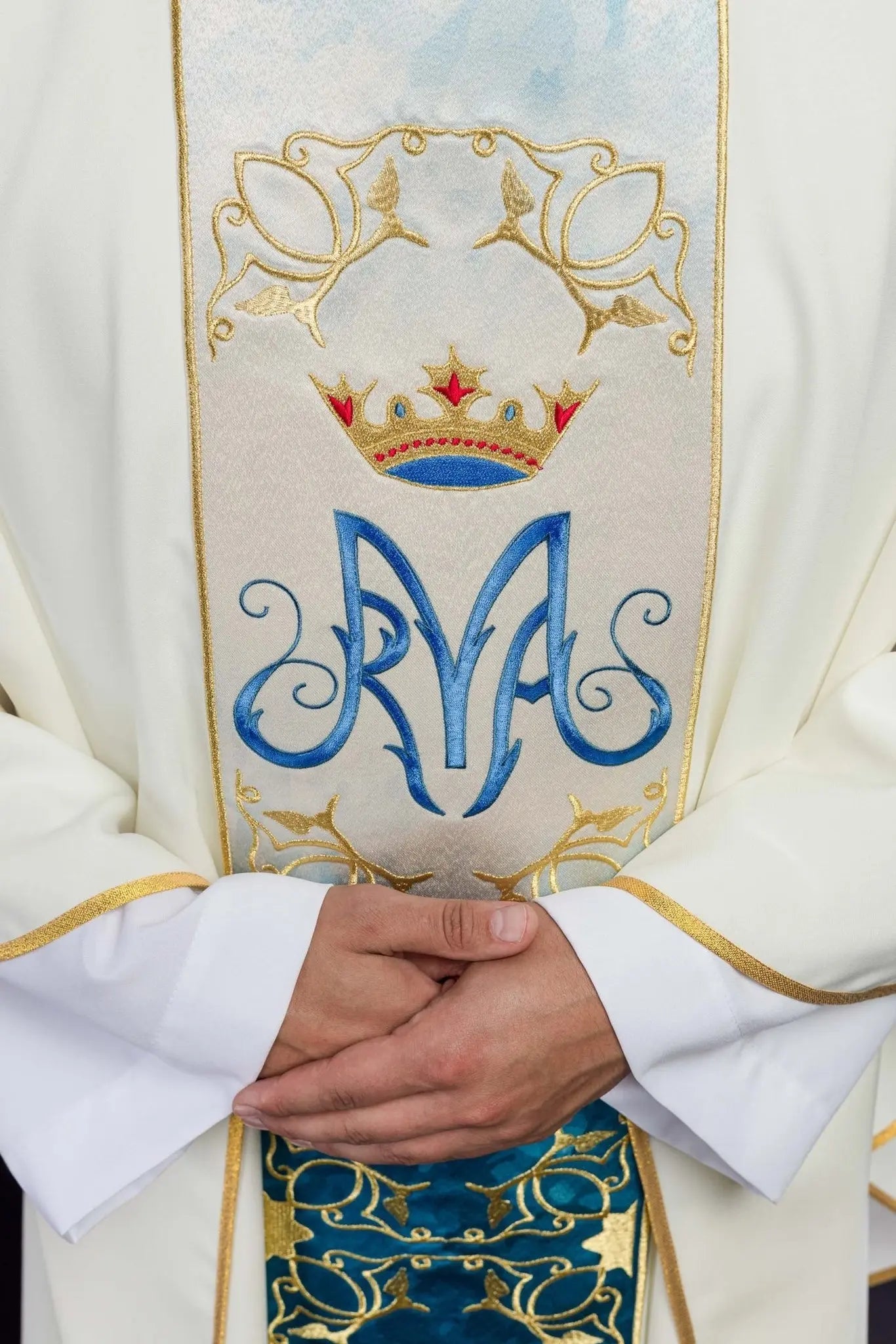 Marian liturgical chasuble with embroidered and sublimated belt in ecru