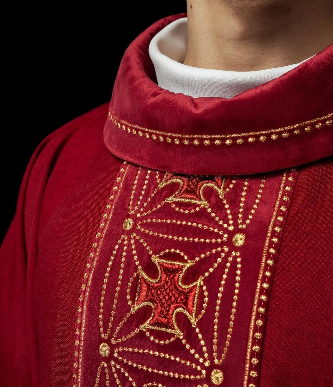 Ornat liturgiczny z bogato zdobionym pasem z krzyżami w czerwonym kolorze