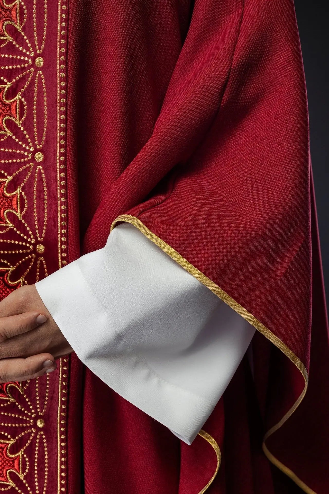 Ornat liturgiczny z bogato zdobionym pasem z krzyżami w czerwonym kolorze