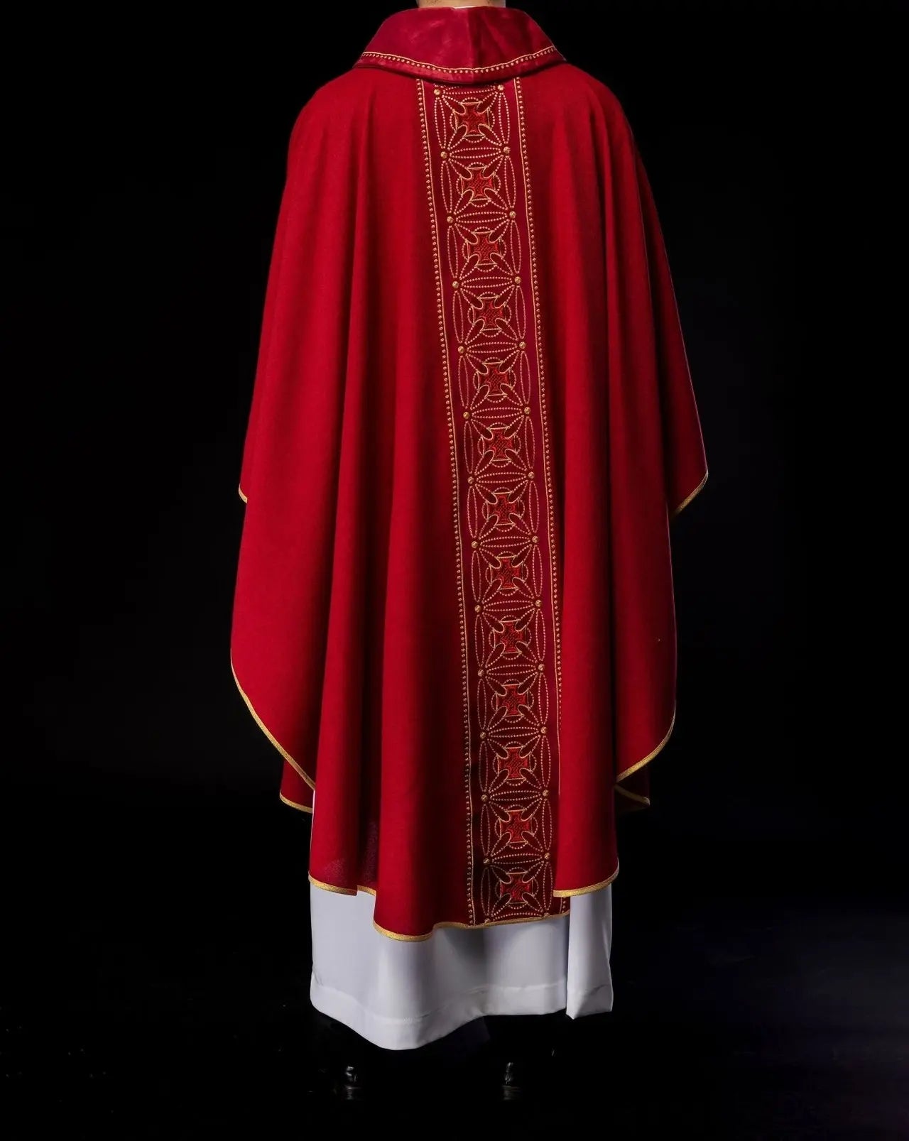 Liturgical chasuble with richly decorated belt with crosses in red color