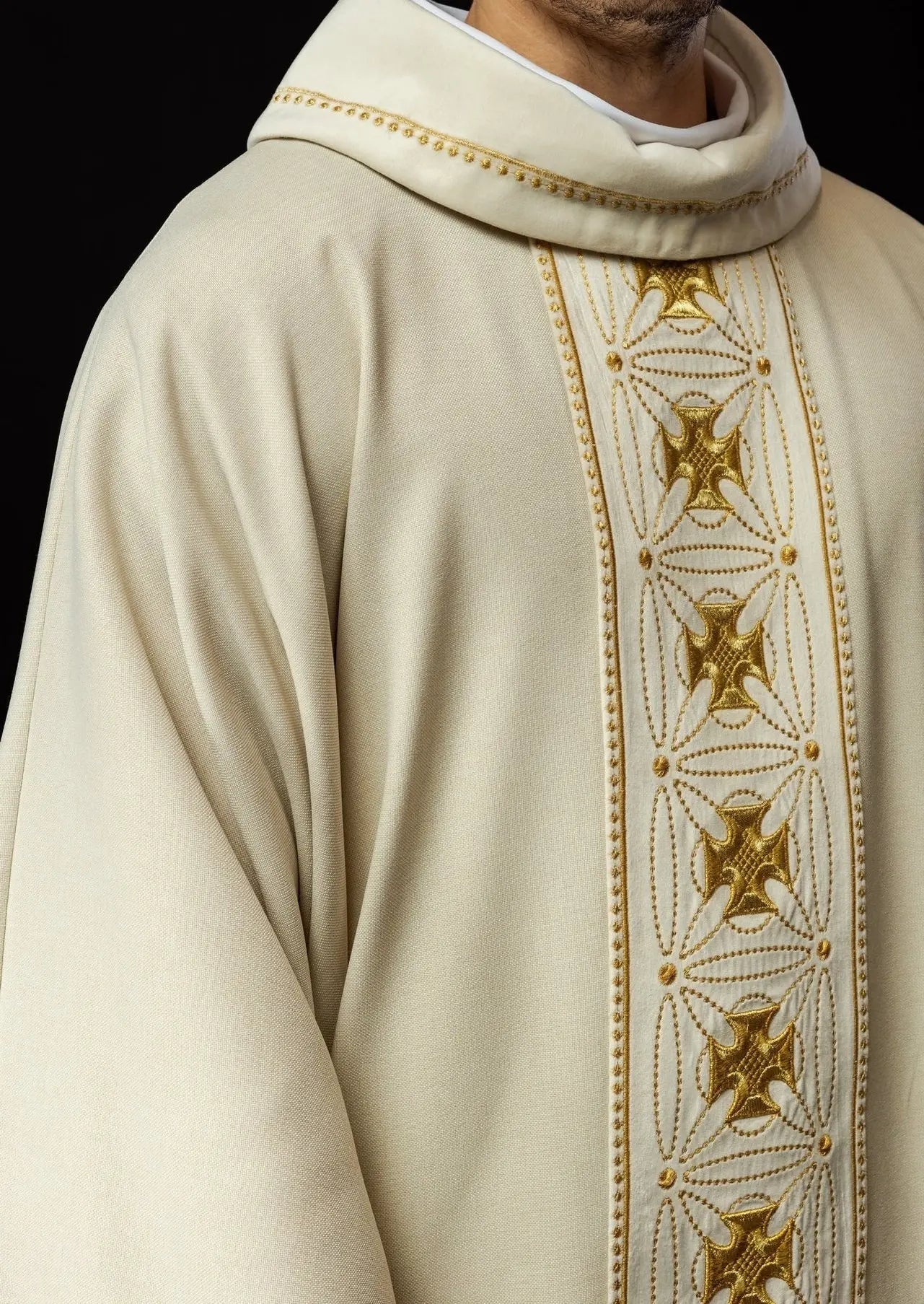 Ornat liturgiczny z bogato zdobionym pasem z krzyżami w kolorze ecru