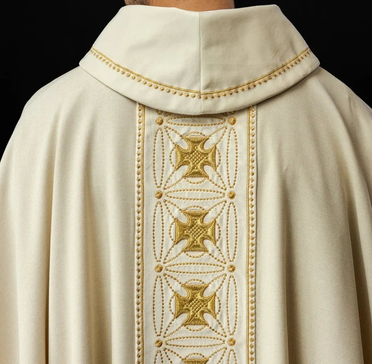 Ornat liturgiczny z bogato zdobionym pasem z krzyżami w kolorze ecru