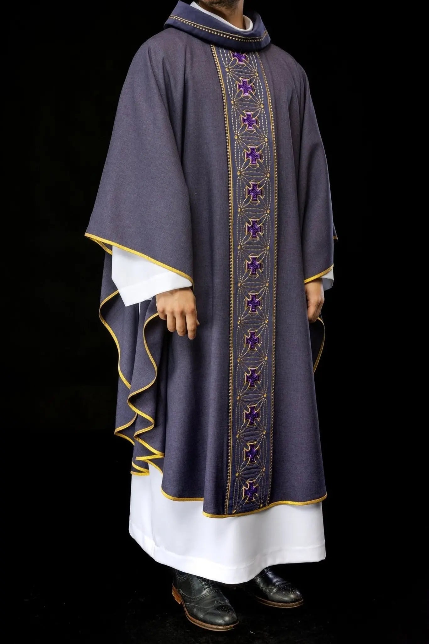 Ornat liturgiczny z bogato zdobionym pasem z krzyżami w kolorze fioletowym