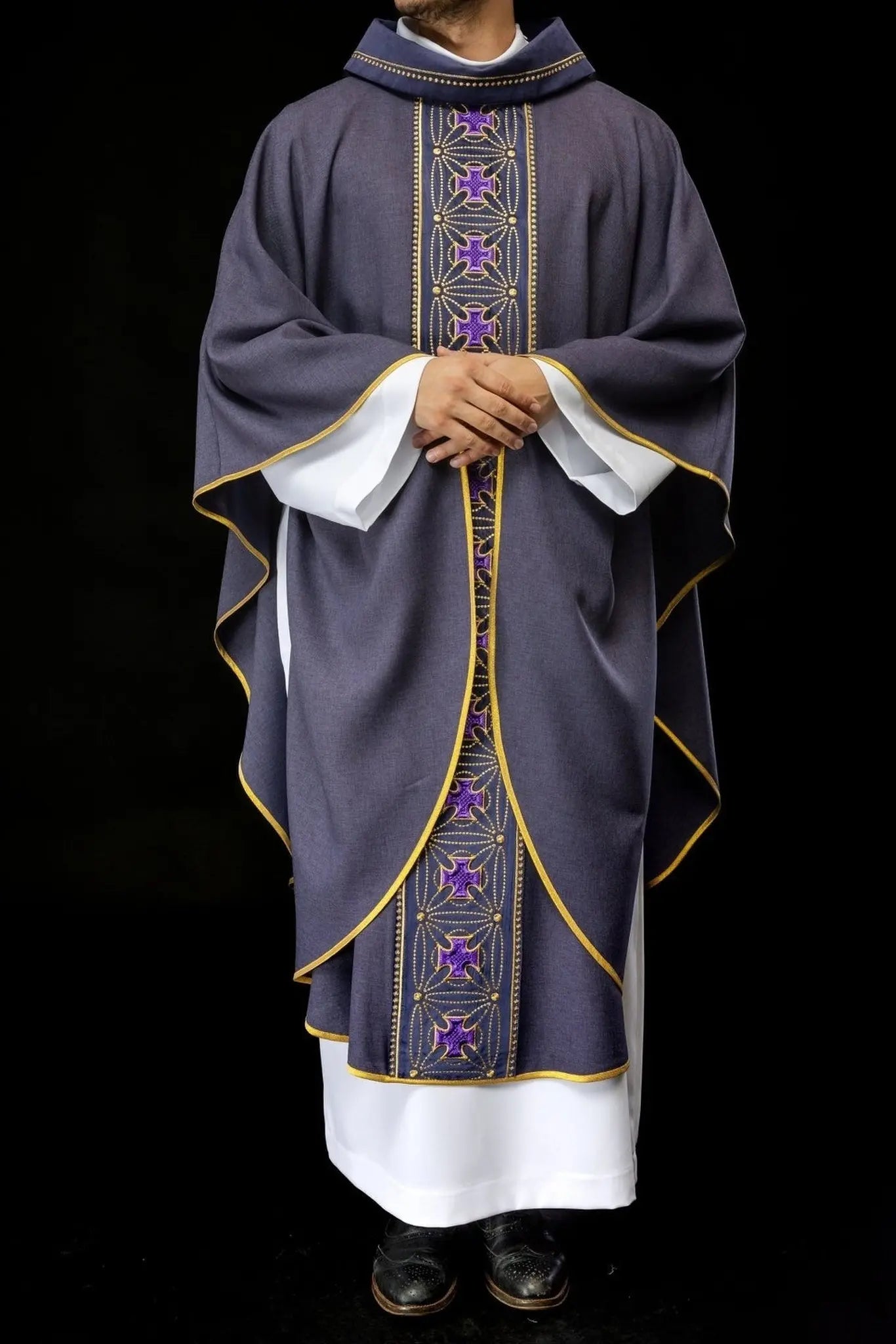 Ornat liturgiczny z bogato zdobionym pasem z krzyżami w kolorze fioletowym
