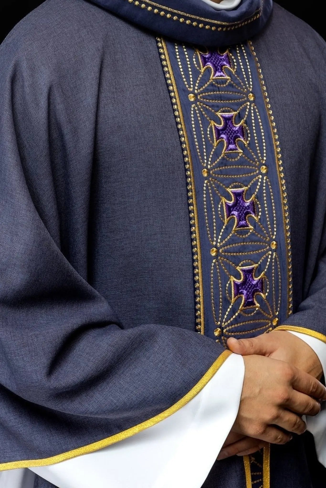 Ornat liturgiczny z bogato zdobionym pasem z krzyżami w kolorze fioletowym