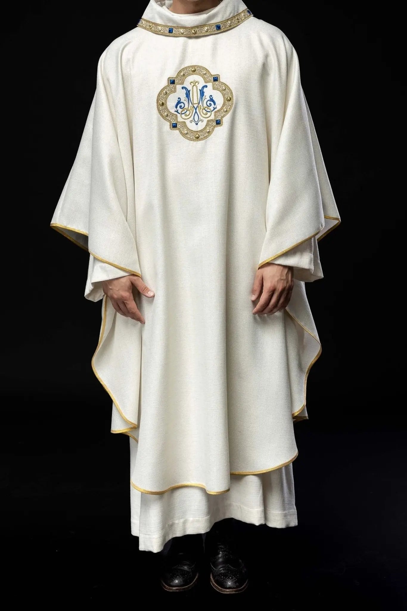 Liturgical Chasuble with Embroidered Marian Emblem – Honoring the Queen of Heaven