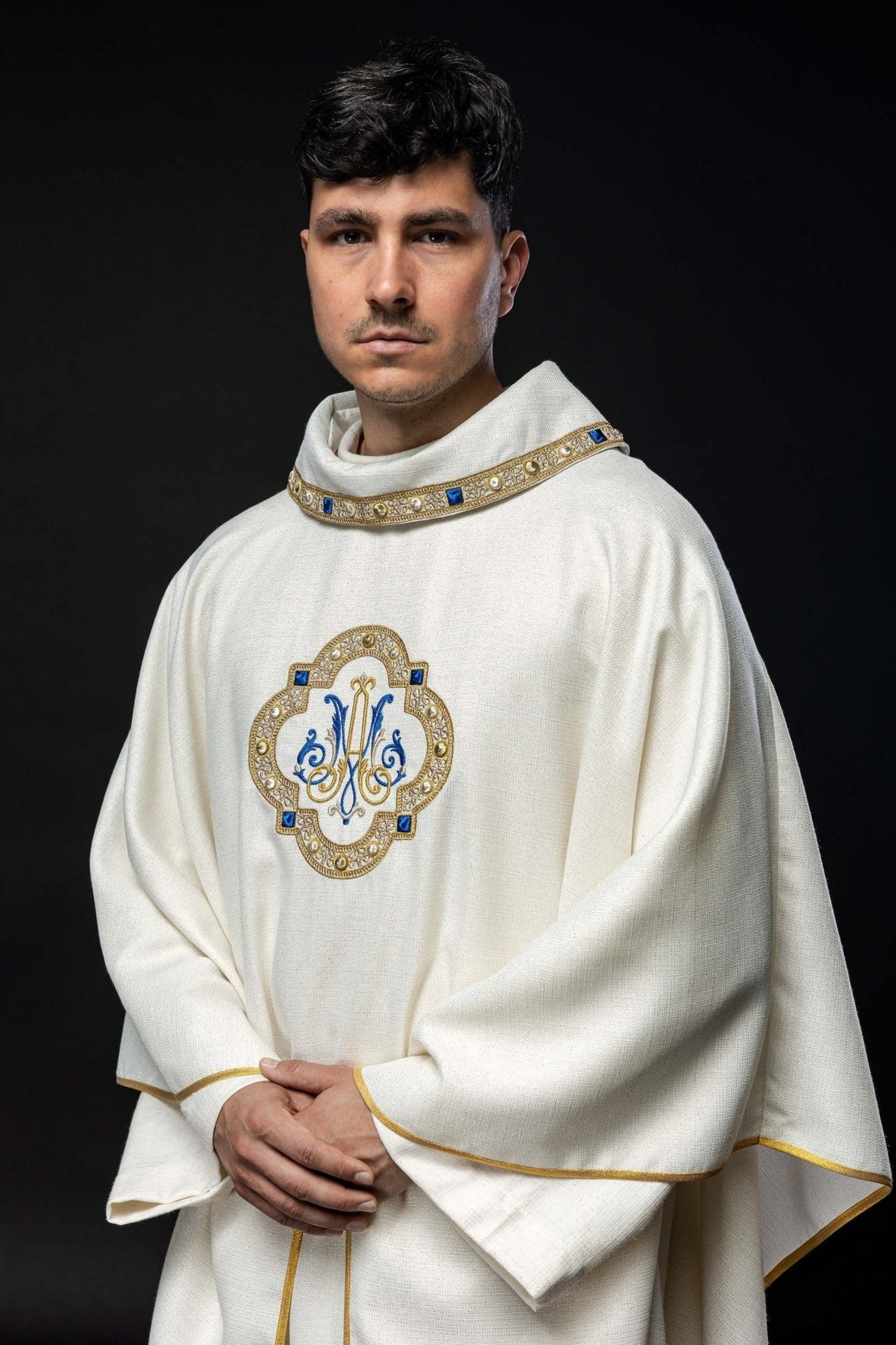 Ornat liturgiczny z haftowanym herbem Maryjnym