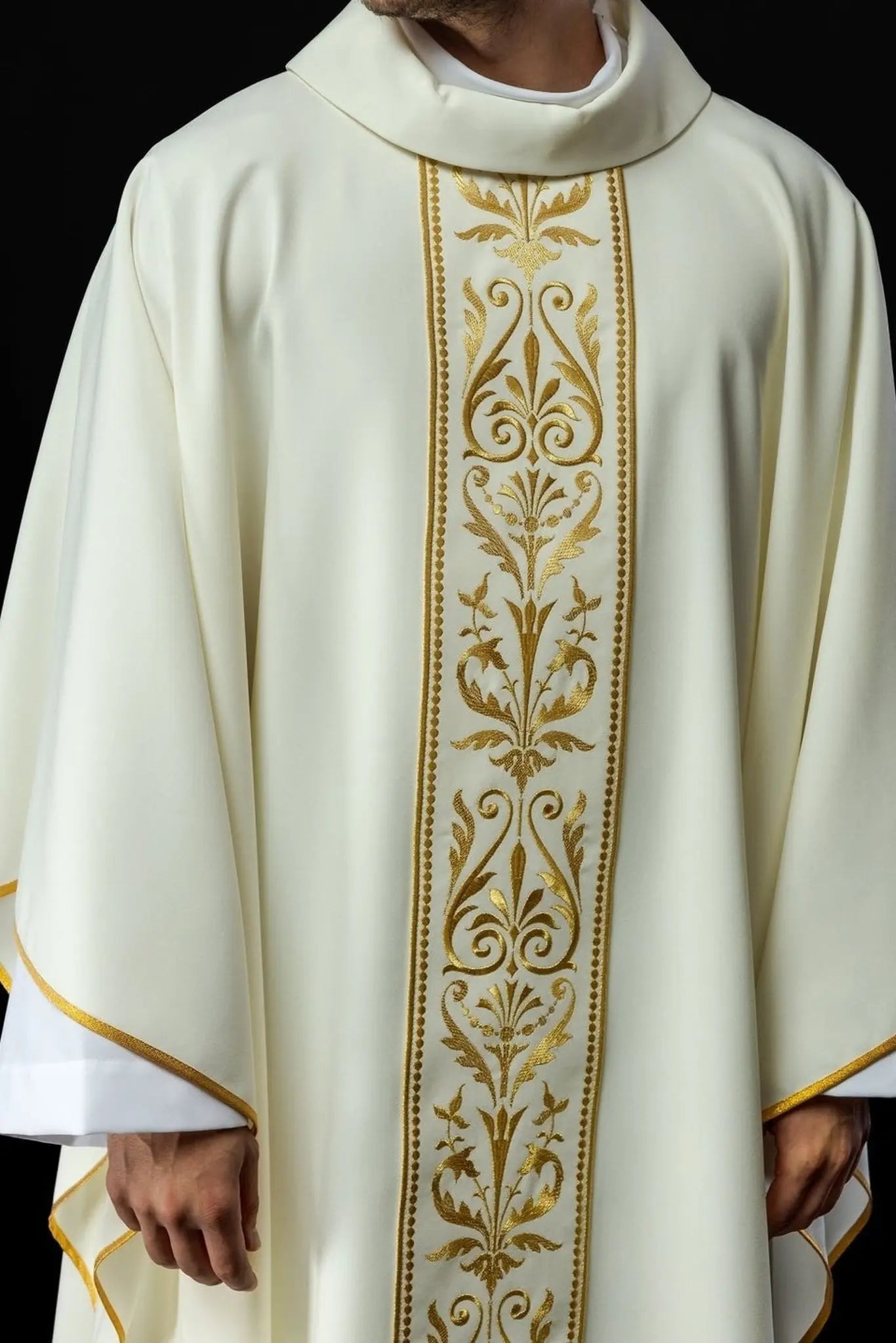 Ornat liturgiczny z haftowanym pasem w kolorze ecru