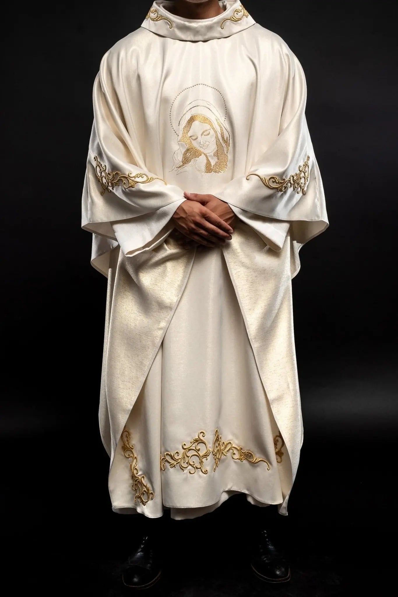 Liturgical chasuble with the image of Our Lady of Hugs