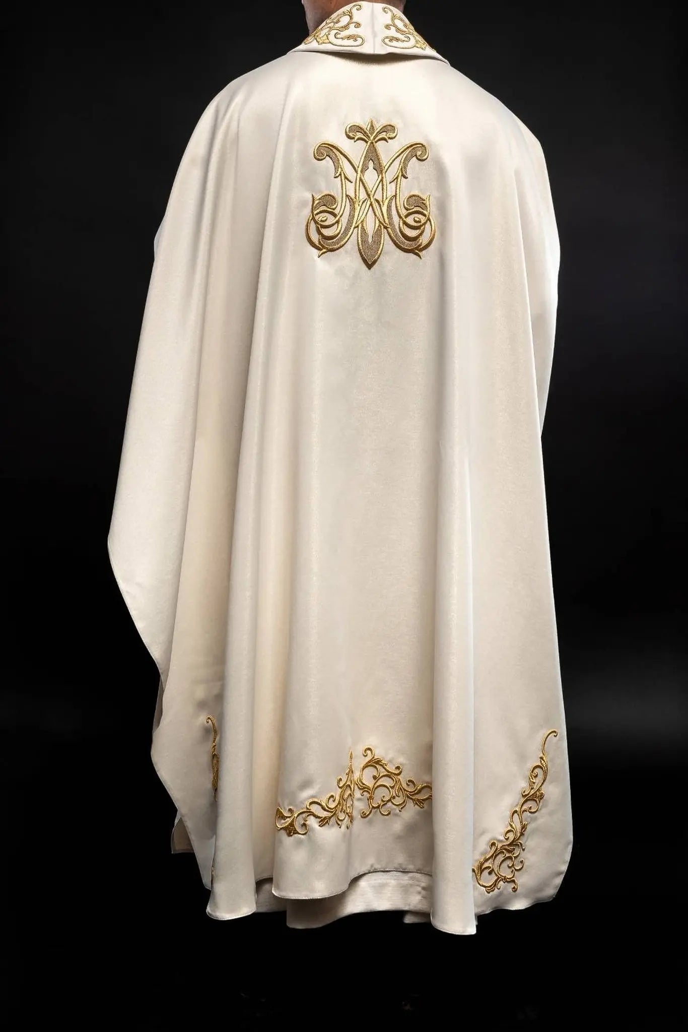 Liturgical chasuble with the image of Our Lady of Hugs