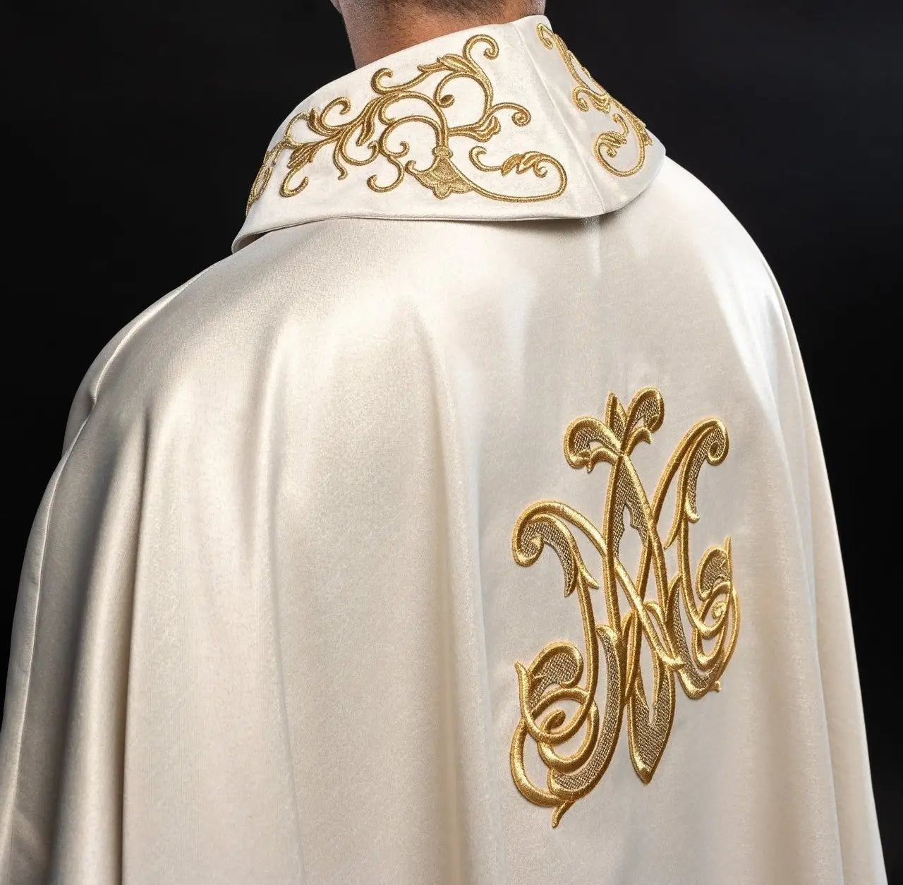 Liturgical chasuble with the image of Our Lady of Hugs