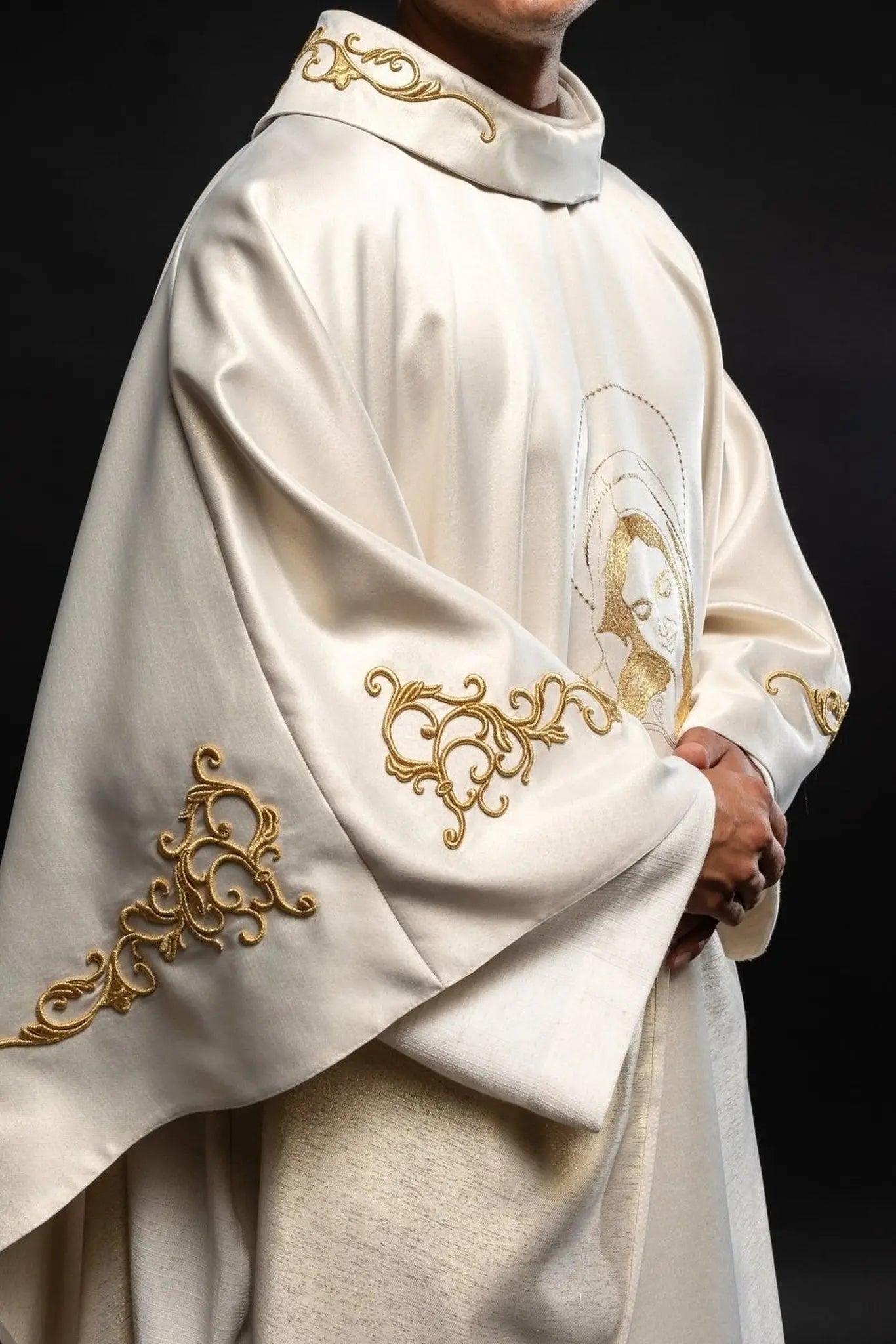 Liturgical chasuble with the image of Our Lady of Hugs