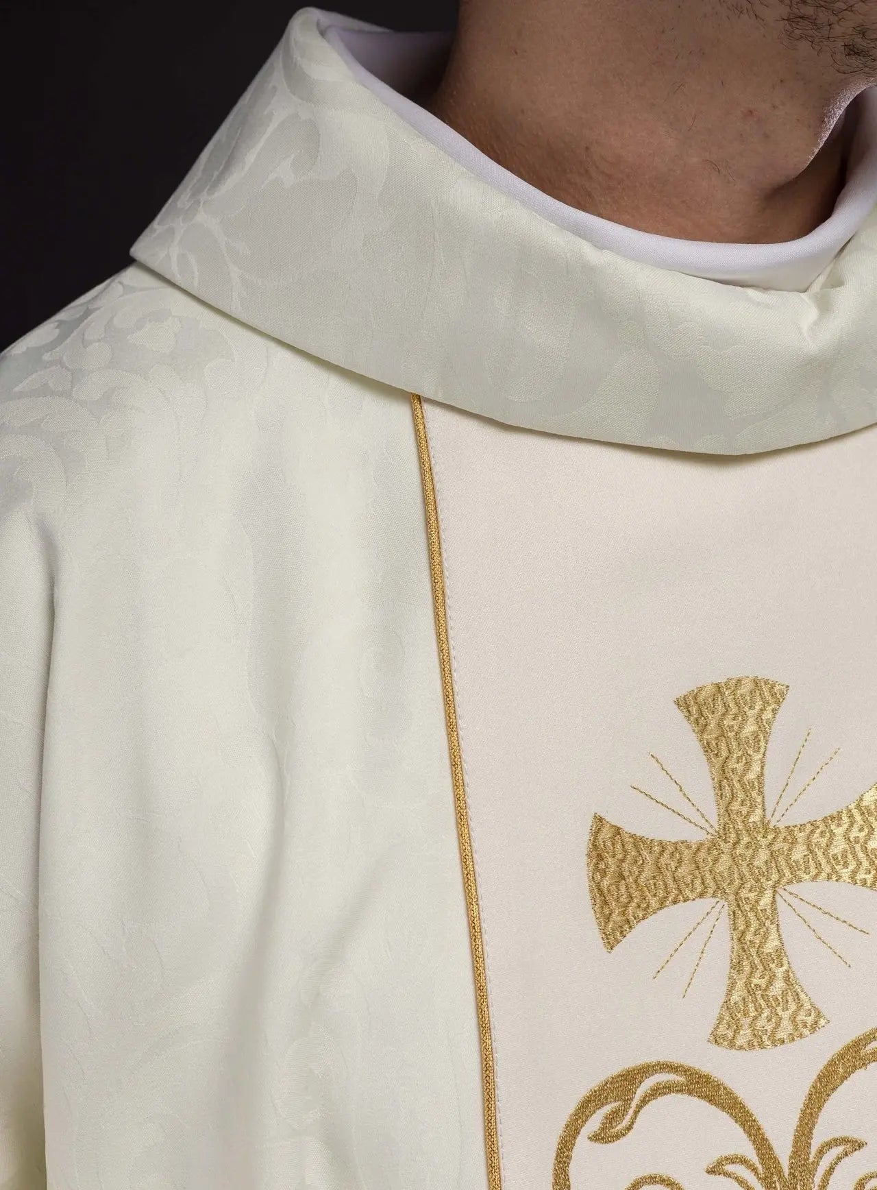 Ornat liturgiczny z ozdobnym pasem