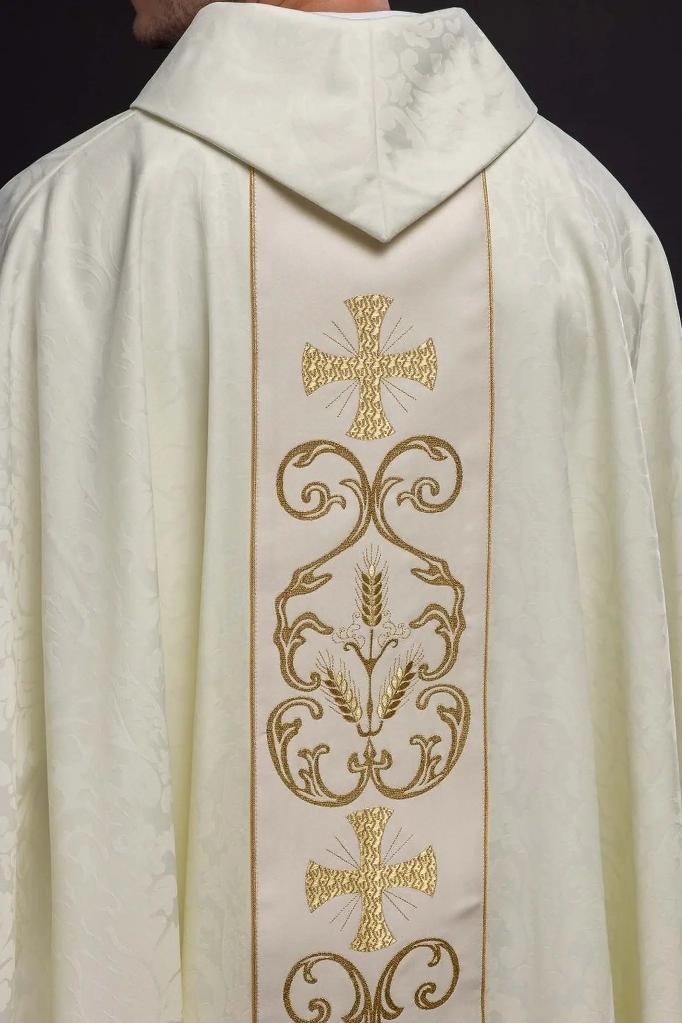 Ornat liturgiczny z ozdobnym pasem
