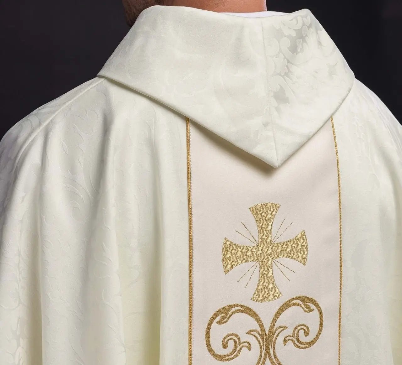 Ornat liturgiczny z ozdobnym pasem