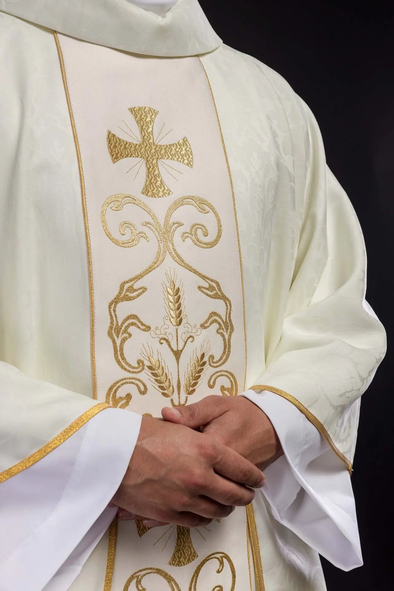 Ornat liturgiczny z ozdobnym pasem