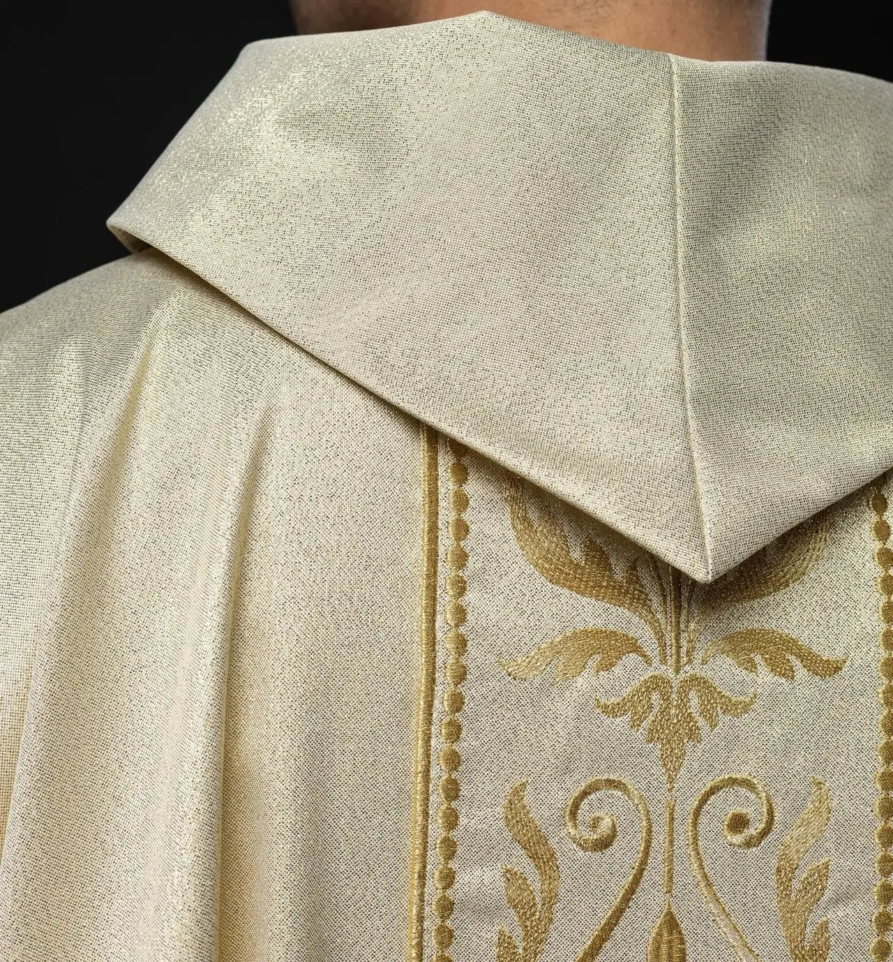 Ornat liturgiczny z ozdobnym złotym haftowanym pasem