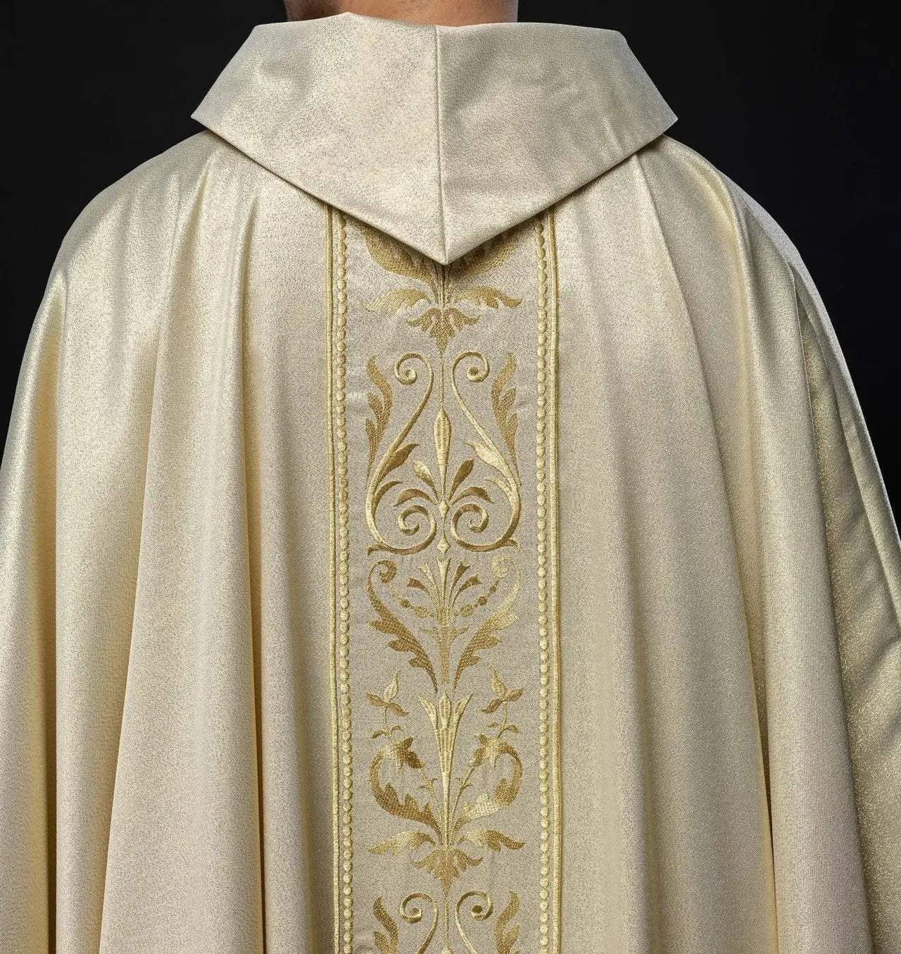 Ornat liturgiczny z ozdobnym złotym haftowanym pasem