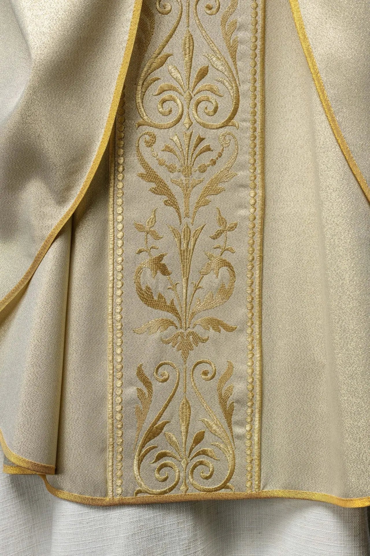Ornat liturgiczny z ozdobnym złotym haftowanym pasem