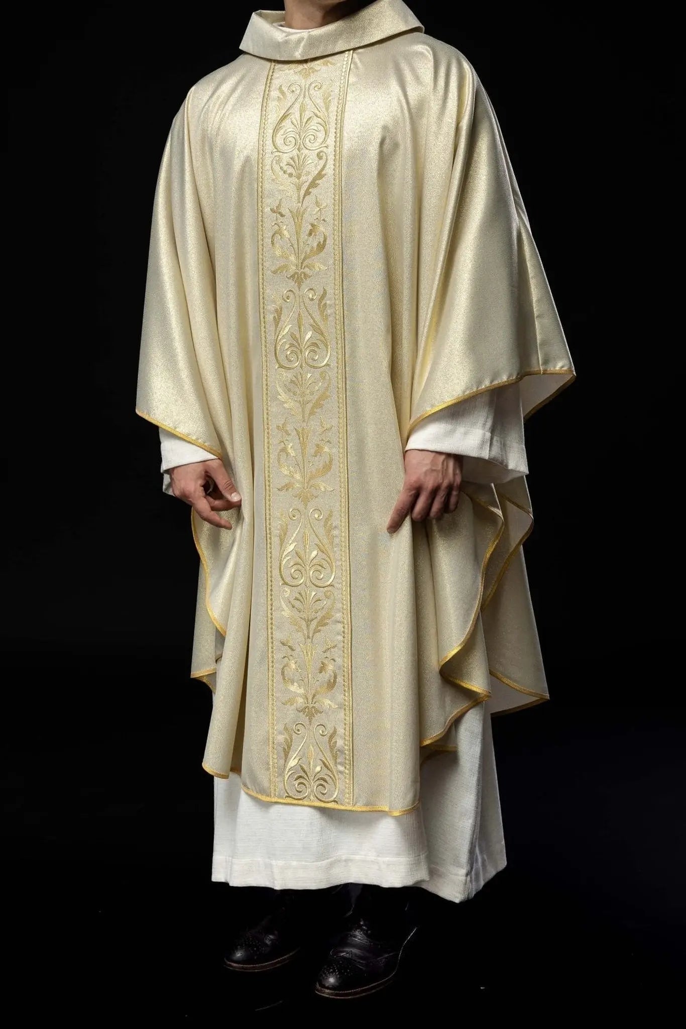 Ornat liturgiczny z ozdobnym złotym haftowanym pasem