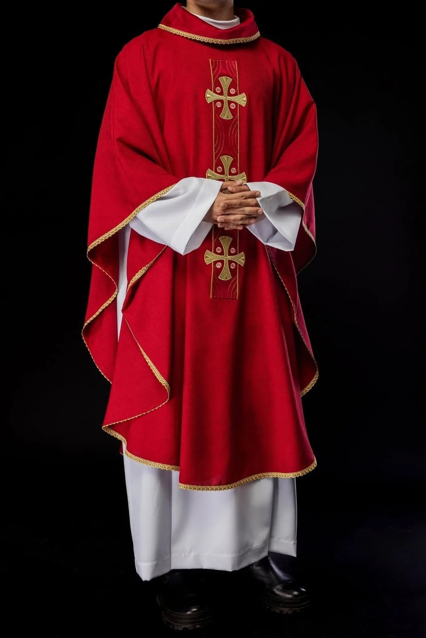 Ornat liturgiczny z haftowanymi złotymi krzyżami i wykończeniem kołnierza w czerwonym kolorze
