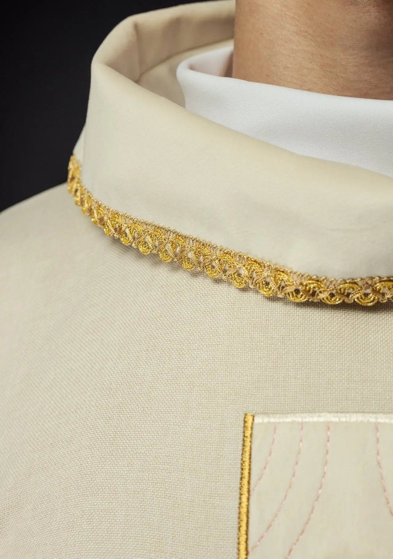 Ornat liturgiczny z haftowanymi złotymi krzyżami i wykończeniem kołnierza w kolorze ecru