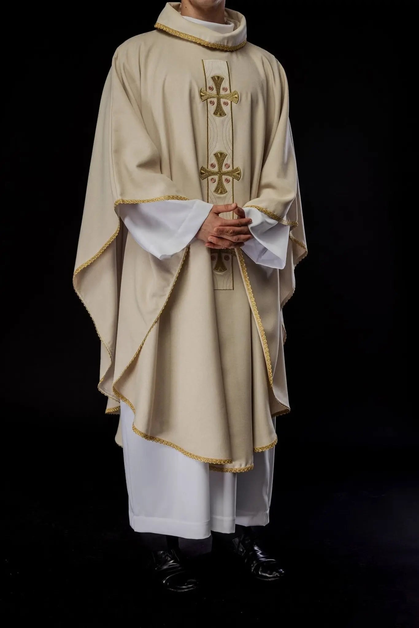 Ornat liturgiczny z haftowanymi złotymi krzyżami i wykończeniem kołnierza w kolorze ecru