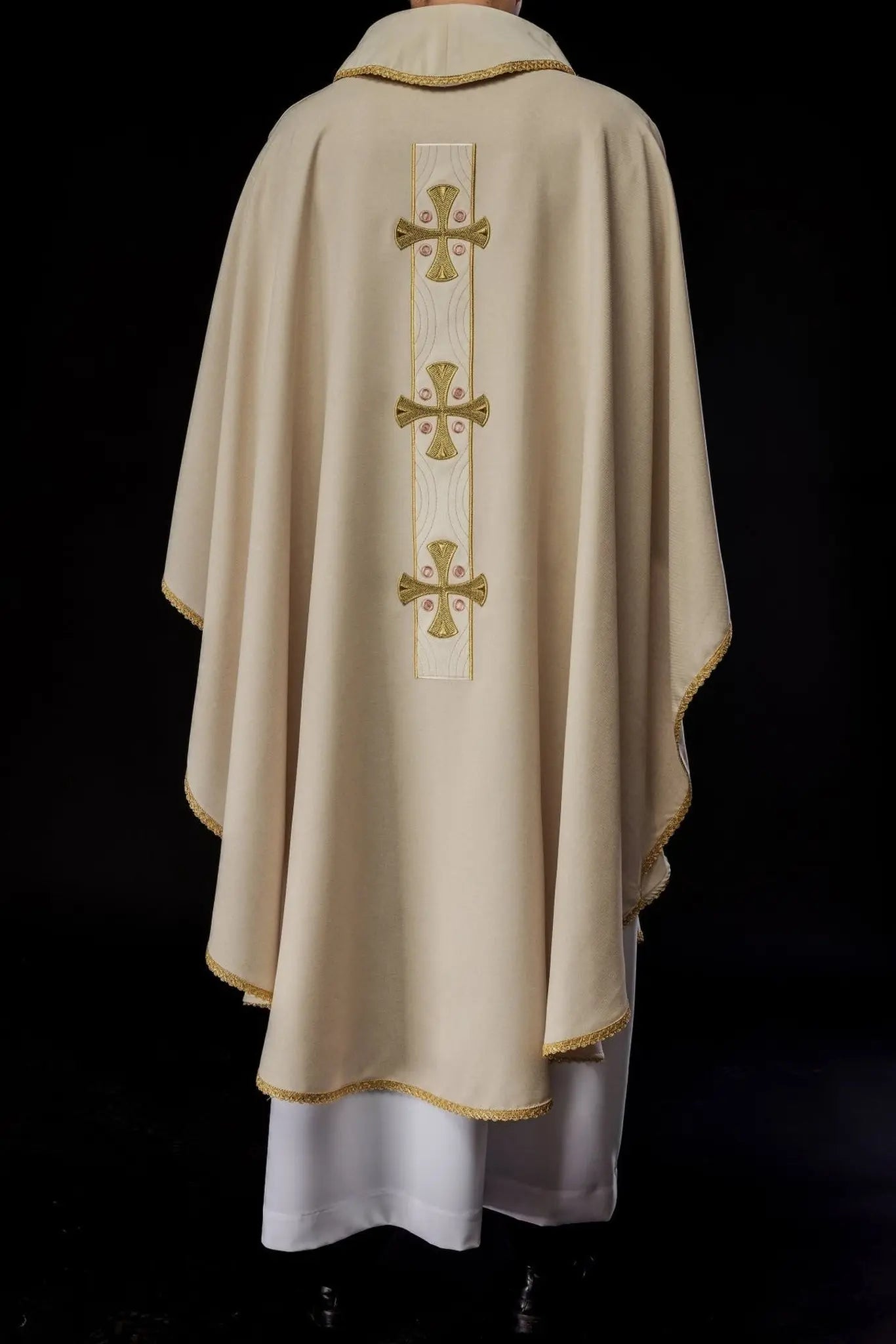 Ornat liturgiczny z haftowanymi złotymi krzyżami i wykończeniem kołnierza w kolorze ecru