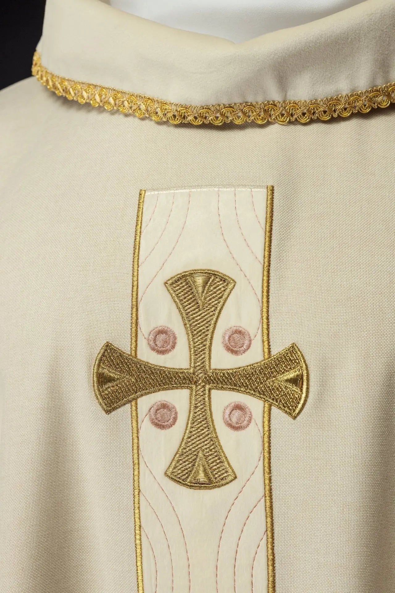 Ornat liturgiczny z haftowanymi złotymi krzyżami i wykończeniem kołnierza w kolorze ecru