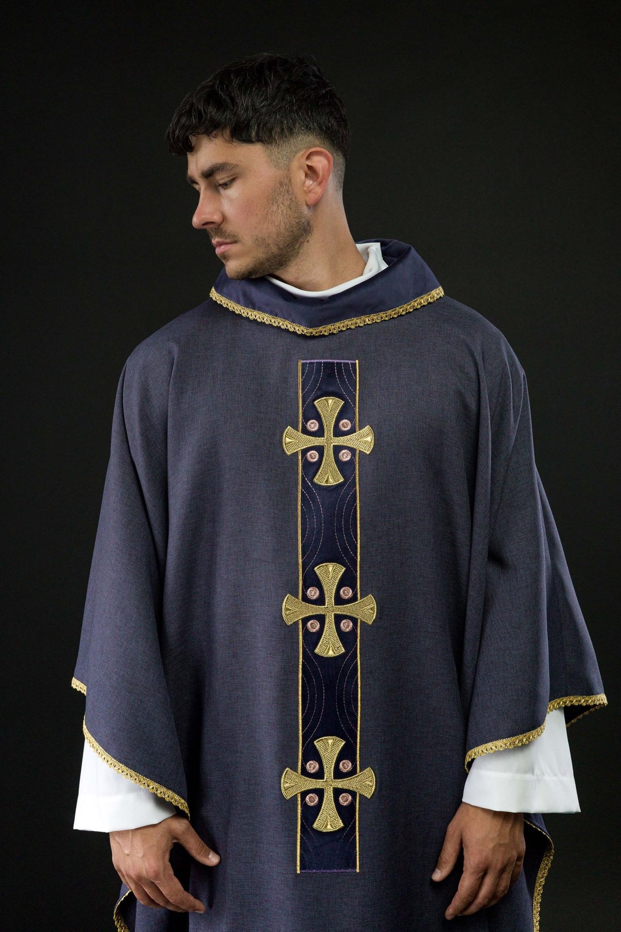 Ornat w haftowane złote krzyże i lamówkę na kołnierzu w kolorze fioletowym