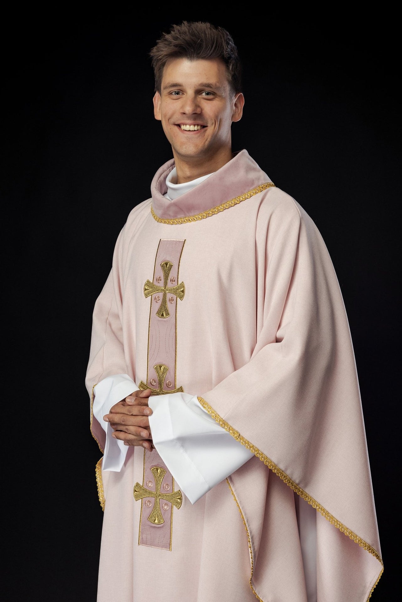 Ornat w haftowane złote krzyże i lamówkę na kołnierzu w kolorze różowym