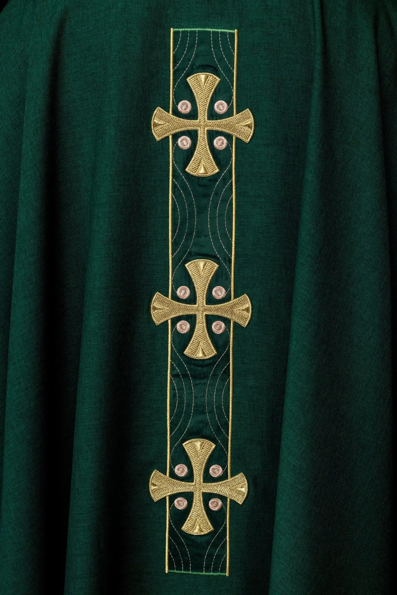 Ornat liturgiczny z haftowanymi złotymi krzyżami i zielonym wykończeniem kołnierza