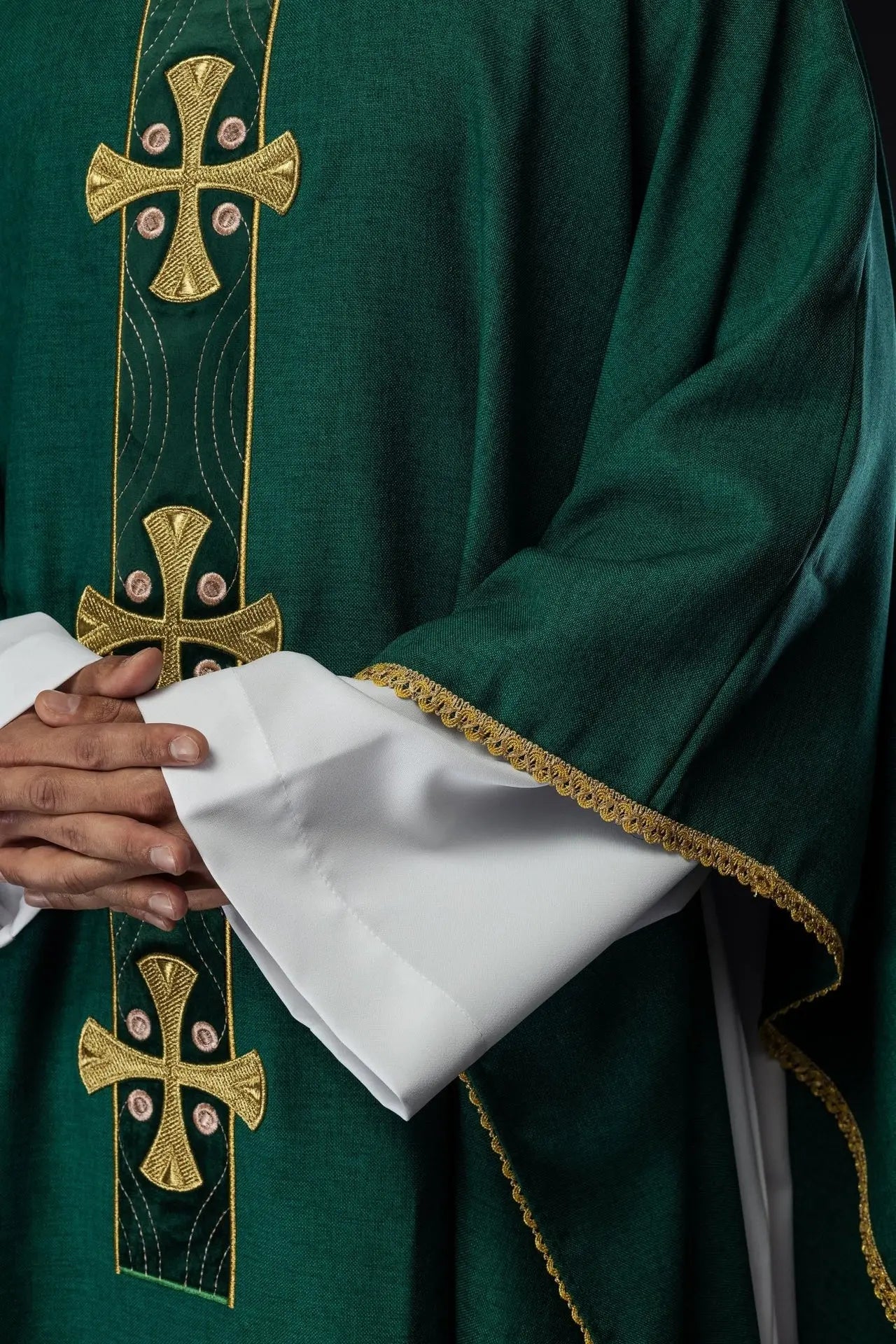 Ornat liturgiczny z haftowanymi złotymi krzyżami i zielonym wykończeniem kołnierza