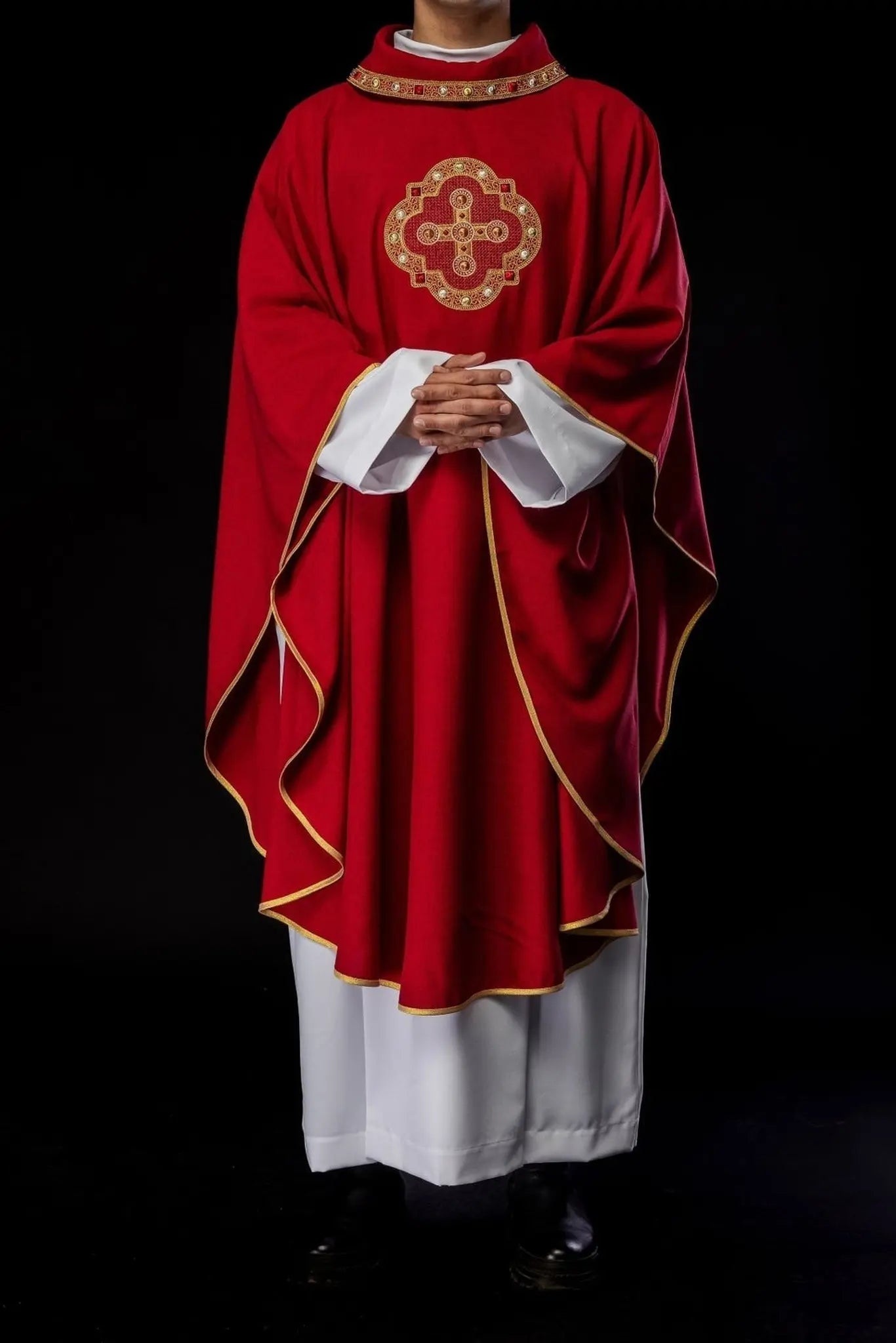 Ornat liturgiczny w czerwonym kolorze z haftowanym wykończeniem na kołnierzu i wokół haftu krzyża