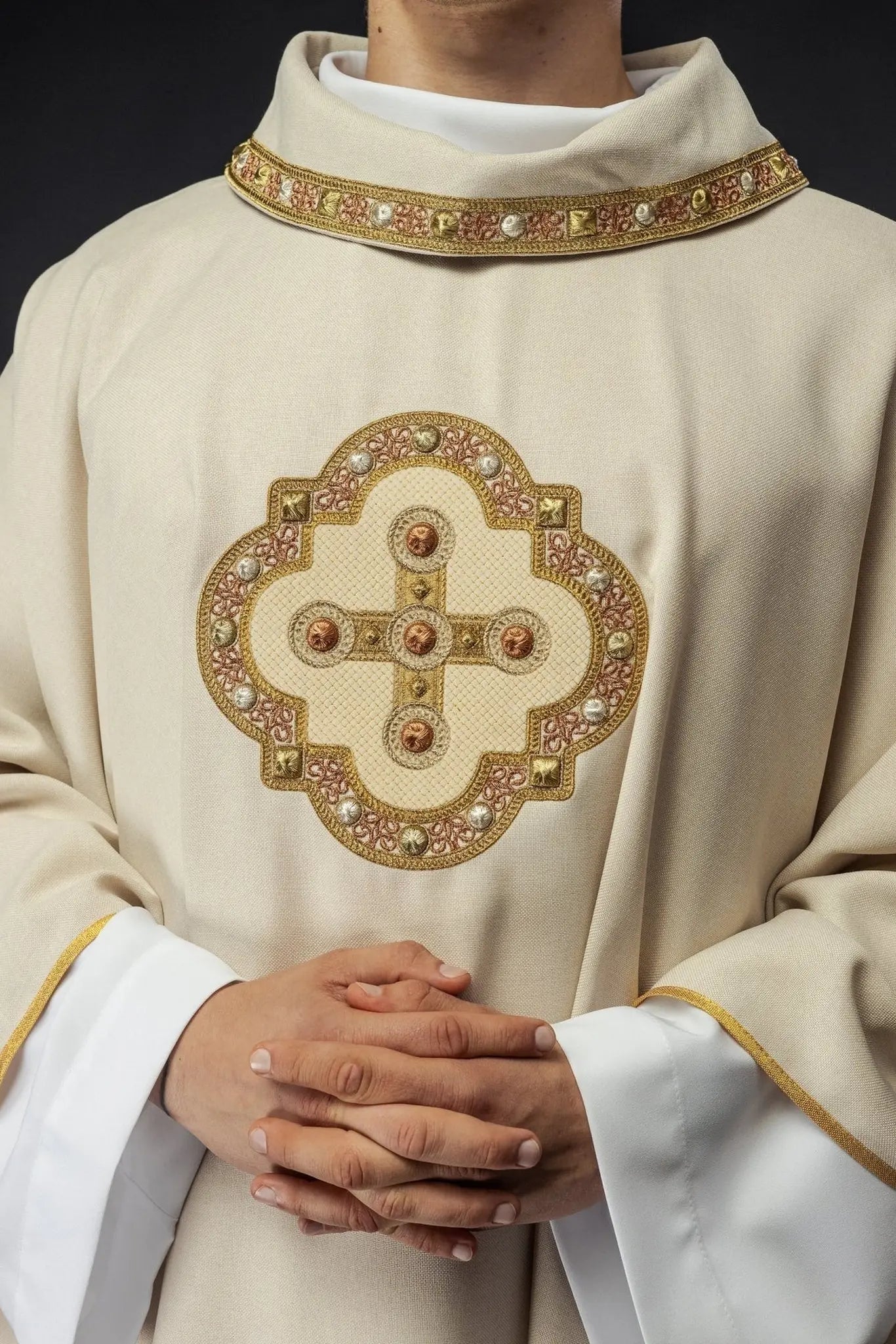 Ornat liturgiczny w kolorze ecru z haftowanym wykończeniem na kołnierzu i wokół haftu krzyża