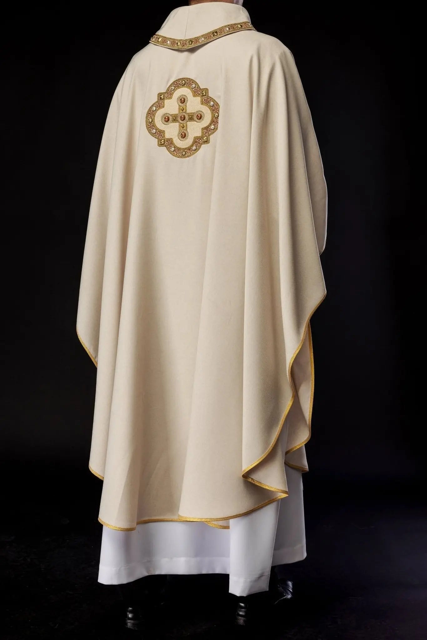 Ornat liturgiczny w kolorze ecru z haftowanym wykończeniem na kołnierzu i wokół haftu krzyża