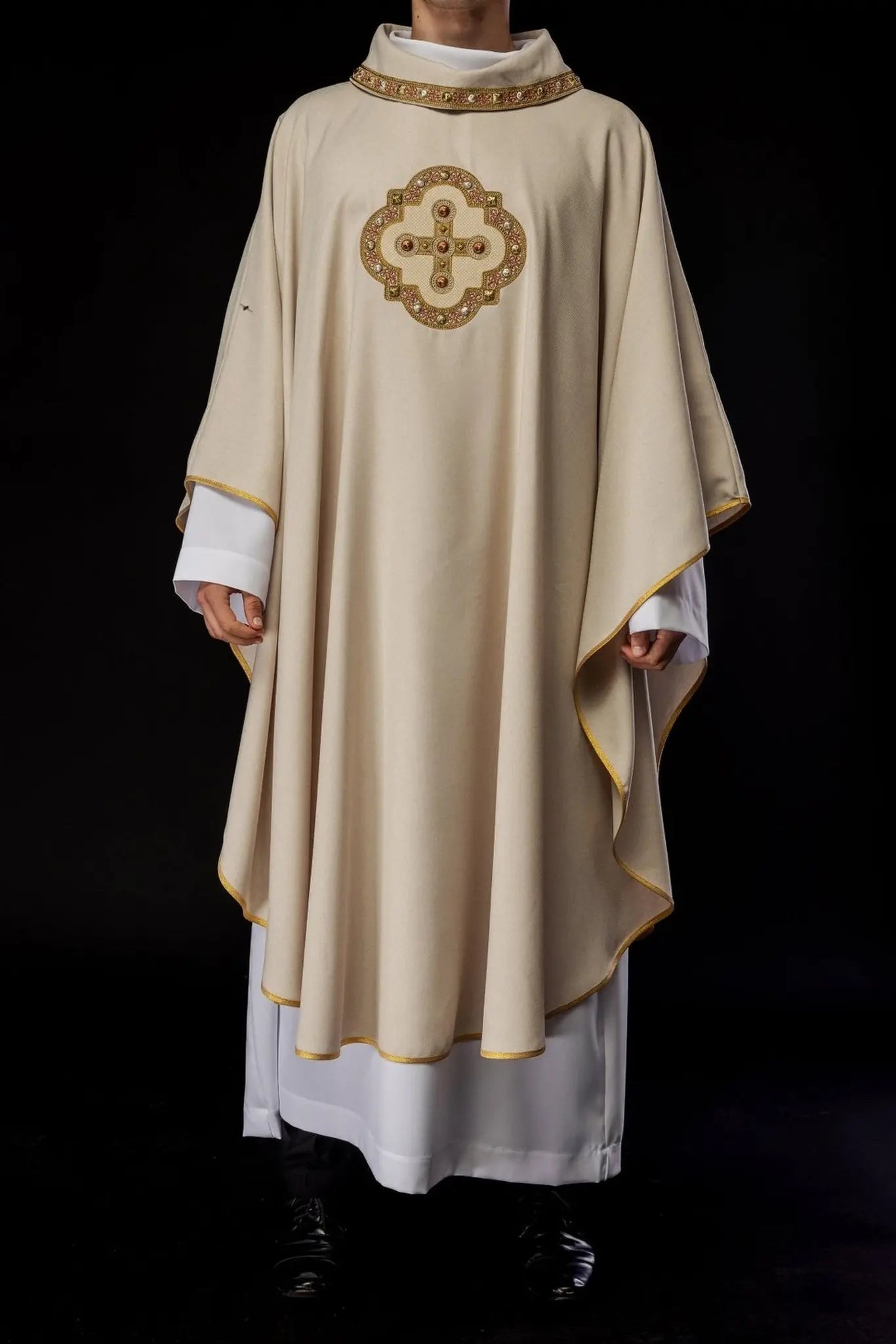 Chasuble in ecru color with embroidered trim on the collar and around the embroidery of the cross