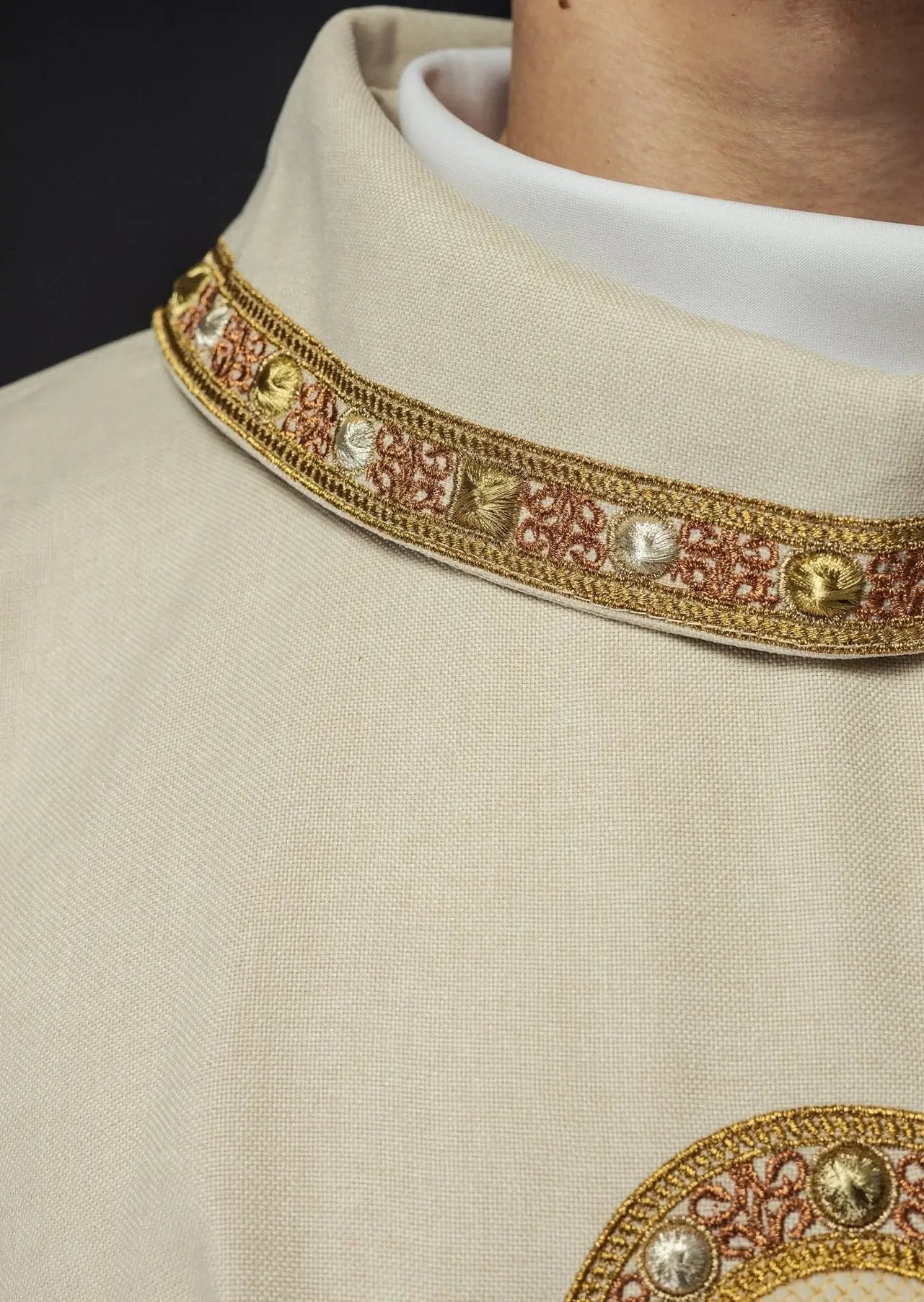 Ornat liturgiczny w kolorze ecru z haftowanym wykończeniem na kołnierzu i wokół haftu krzyża