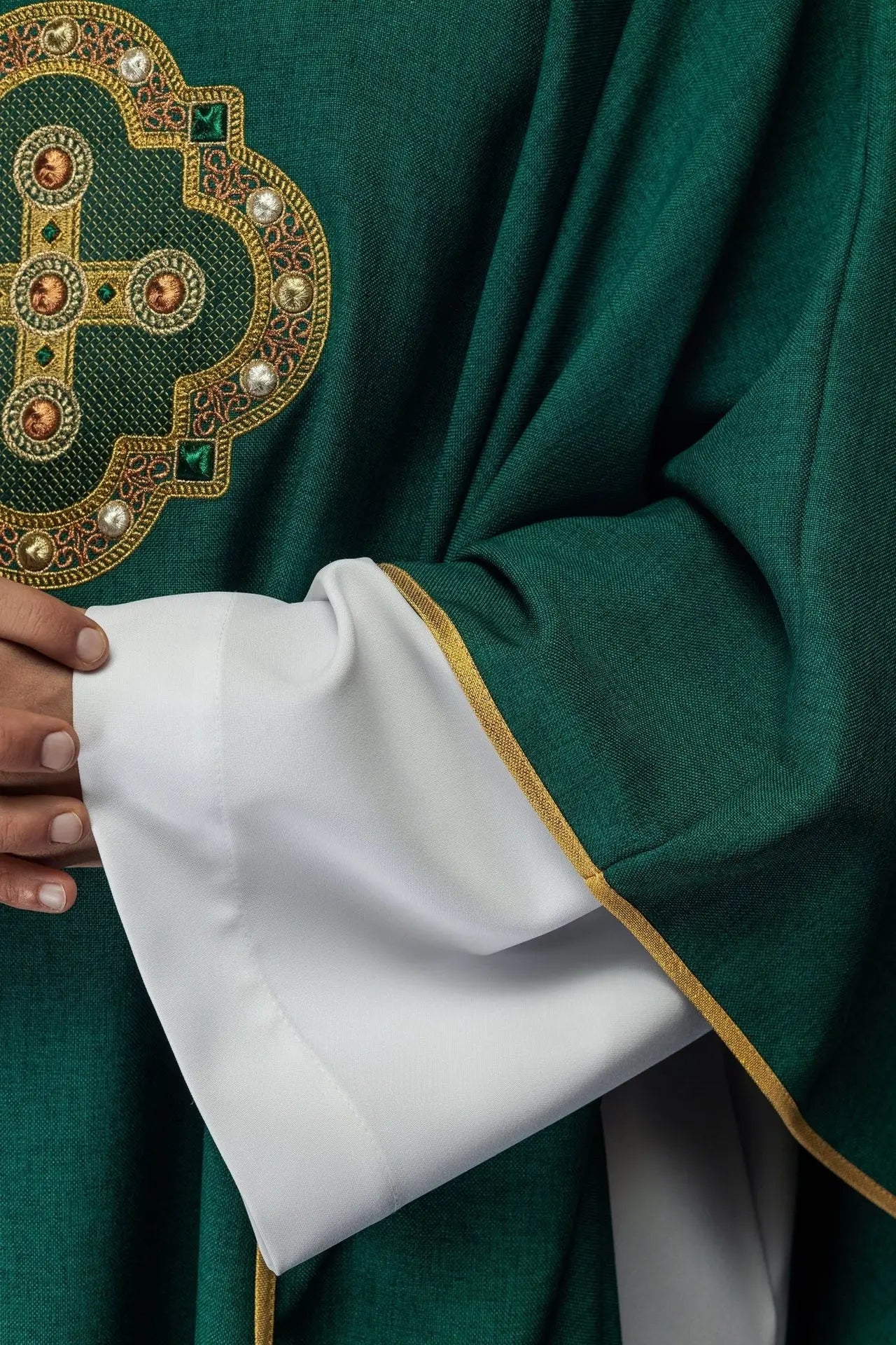 Ornat liturgiczny w zielonym kolorze z haftowanym wykończeniem na kołnierzu i wokół haftu krzyża