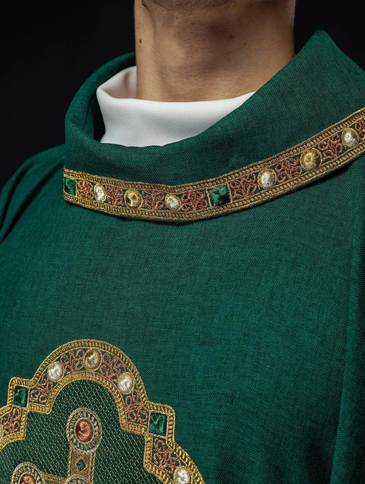 Ornat liturgiczny w zielonym kolorze z haftowanym wykończeniem na kołnierzu i wokół haftu krzyża