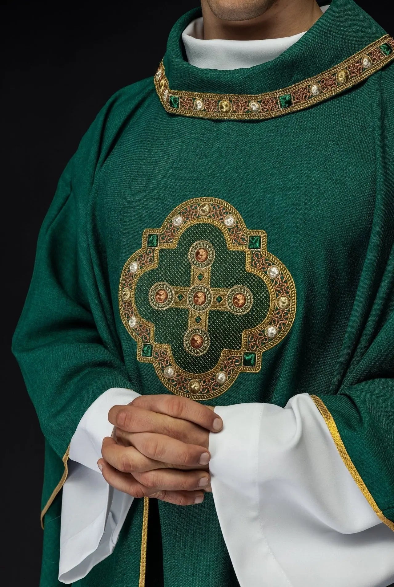 Ornat liturgiczny w zielonym kolorze z haftowanym wykończeniem na kołnierzu i wokół haftu krzyża