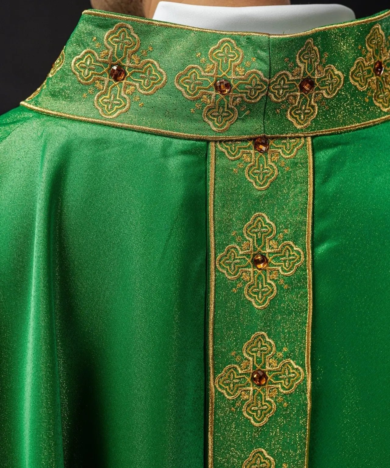 Zielony ornat z haftowanym pasem i kołnierzem ozdobionym kamieniami