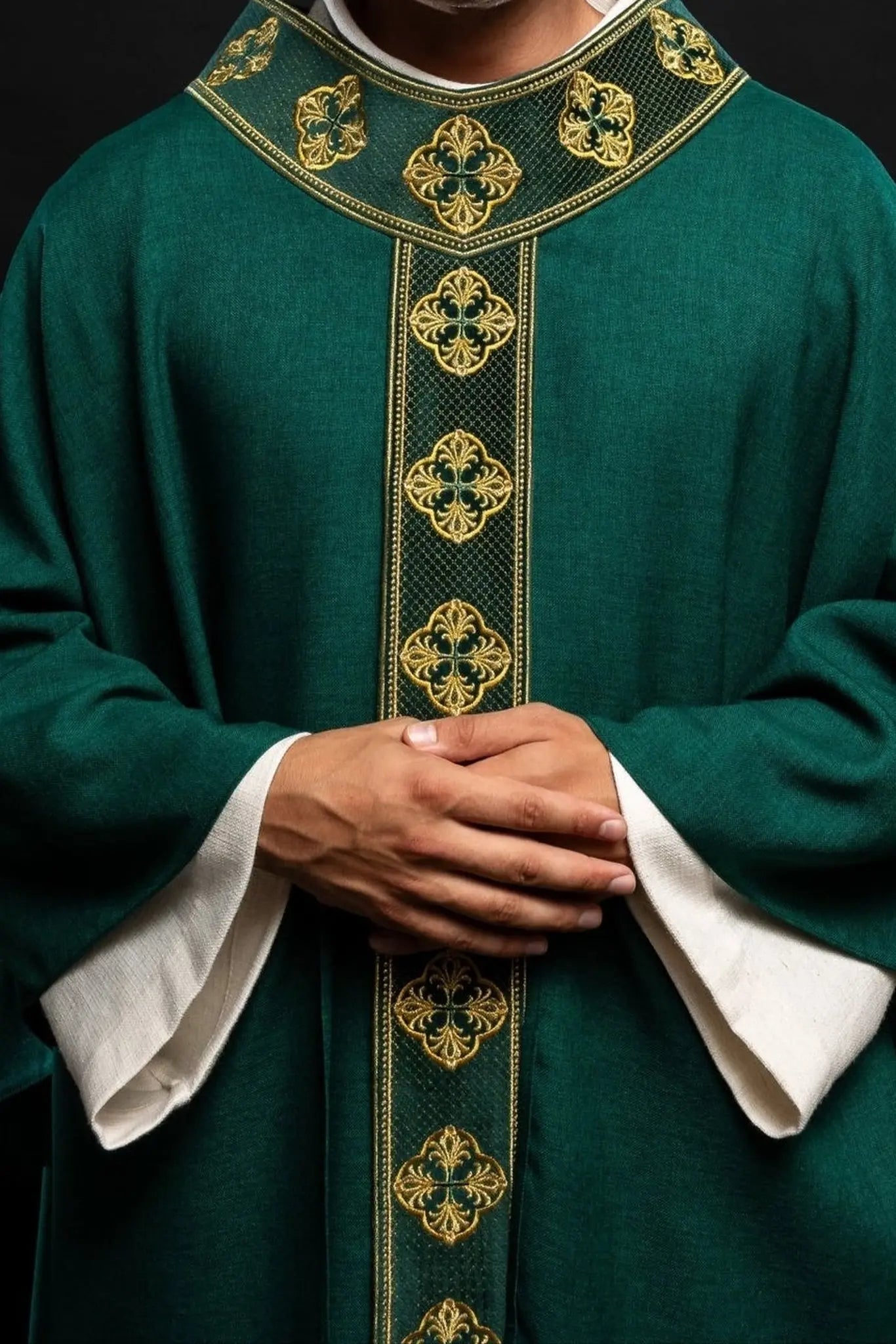 Zielony ornat z haftowanym pasem i krzyżowym kołnierzem