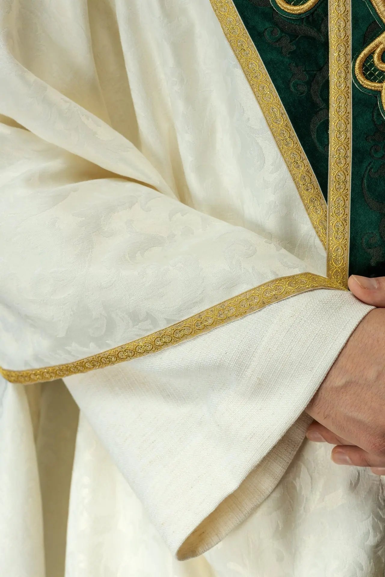 Ręcznie wykonany Ornat z aksamitną lamówką i Kamieniami naturalnymi – Kolekcja 7007