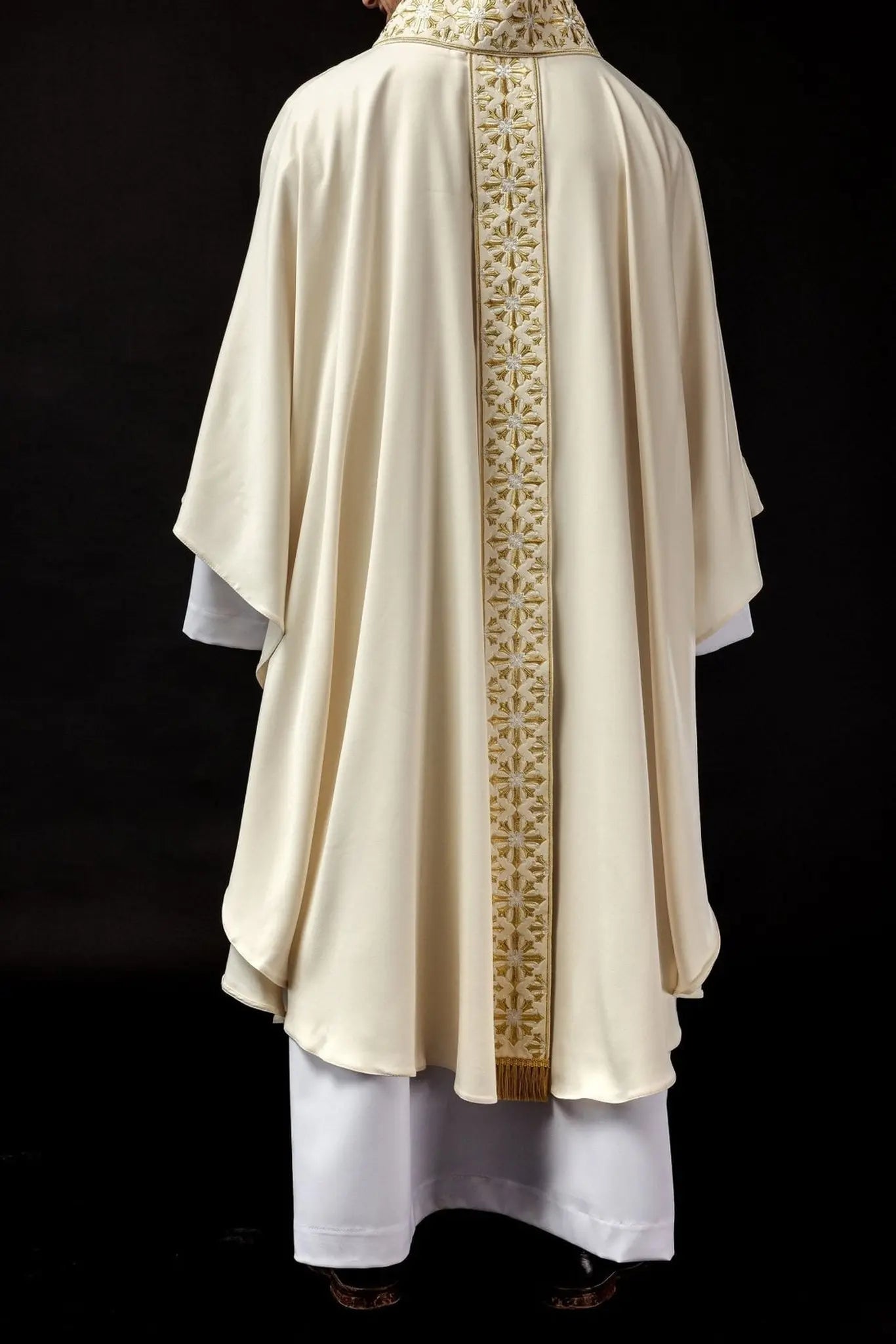 Chasuble with shiny ecru embroidery