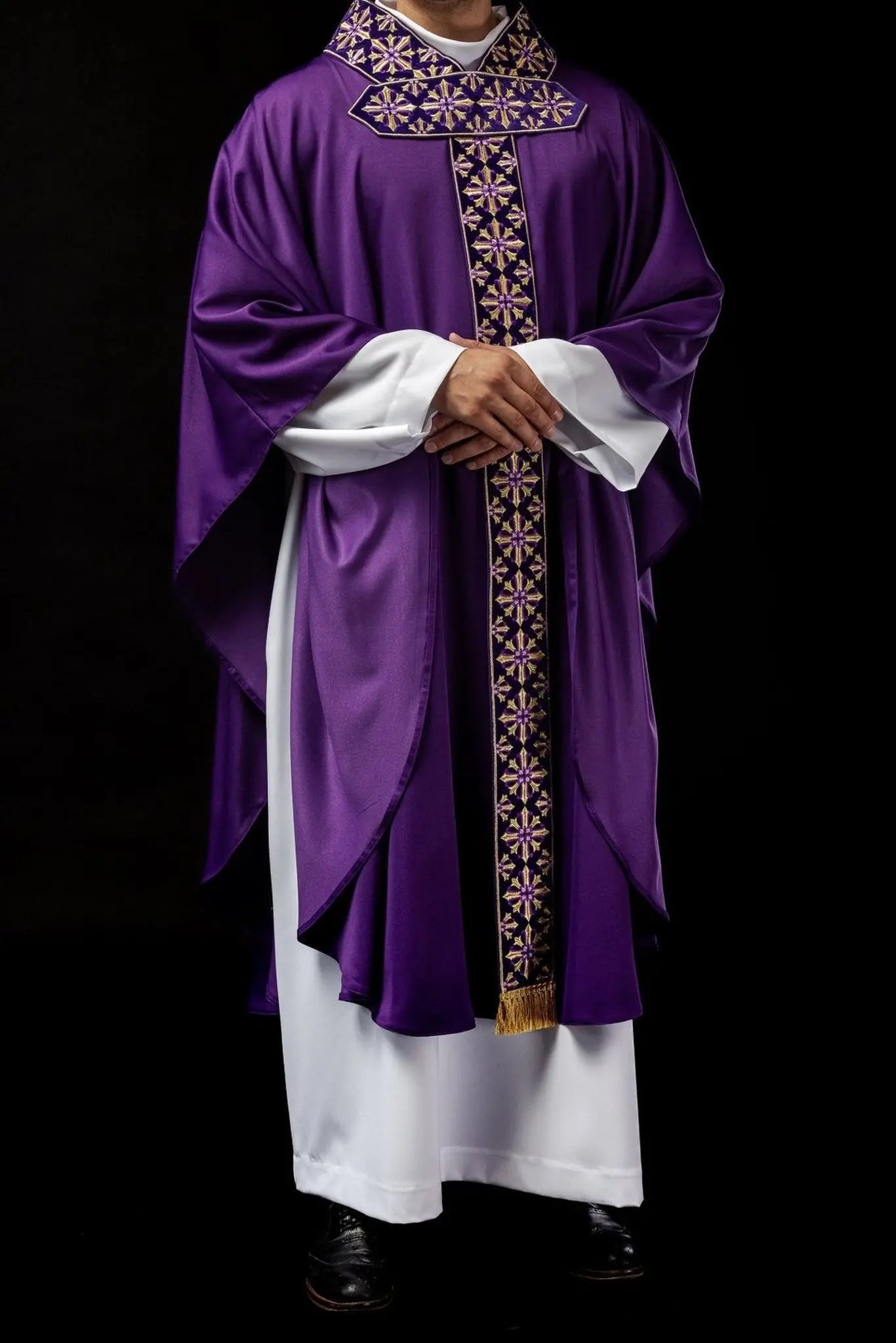 Chasuble with glittering embroidery in purple