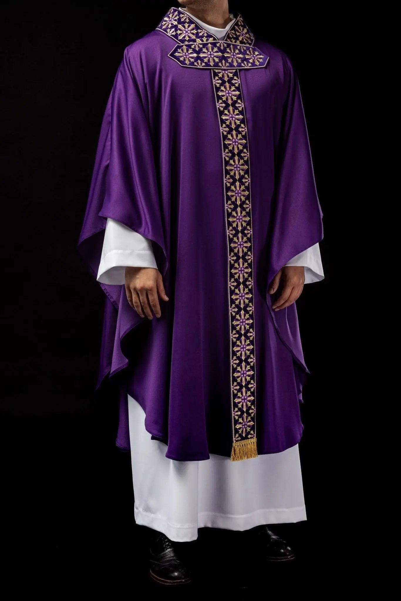Chasuble with glittering embroidery in purple