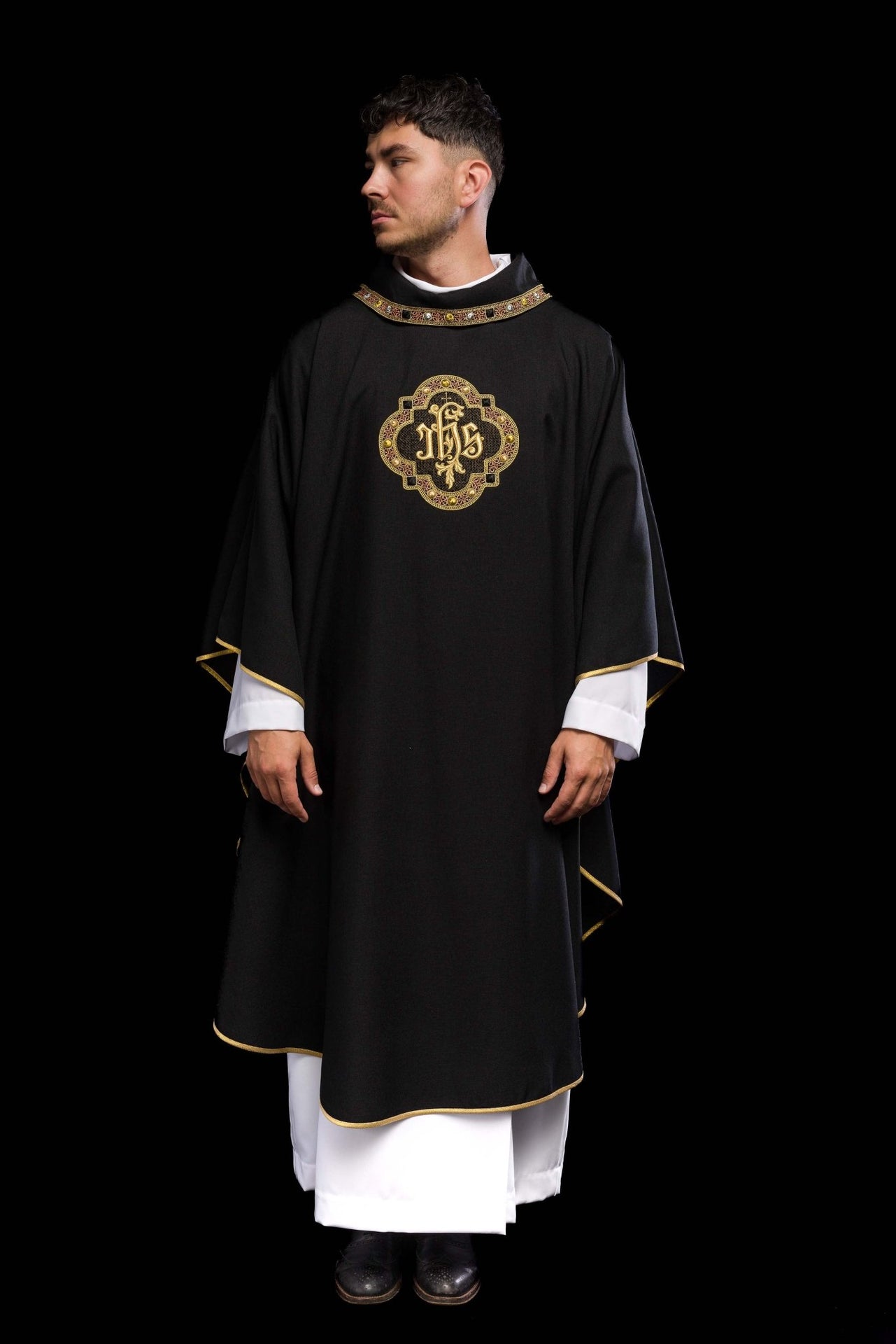 Ornat z bogato haftowanym pasem i lamówką wokół haft IHS I kołnierza w kolorze czarnym